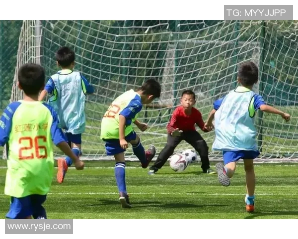 足球明星与小孩共踢梦想之球传递快乐与友谊的温暖广告